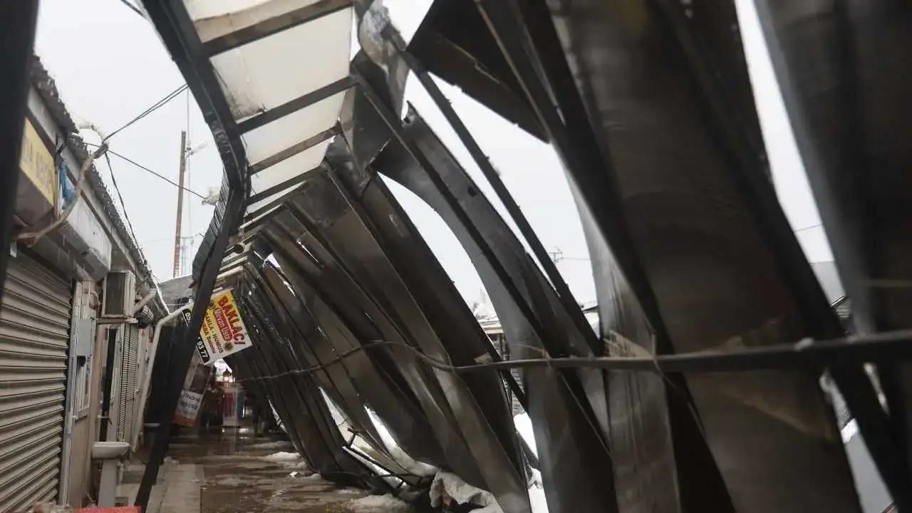 Hatay’da Çarşı Çatısı Çöktü: Facianın Eşiğinden Dönüldü! 3